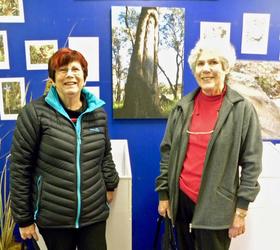 Helen de Jonge (President, Goulburn & District a
Art Society) and Isla Patterson.